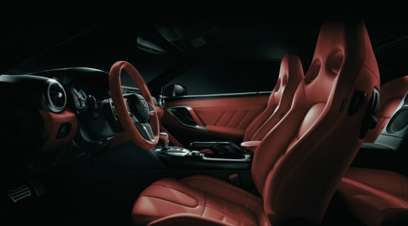 Vue intérieure de la Nissan GT-R montrant les sièges sport avec garnitures en cuir.