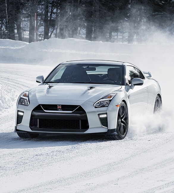 Nissan GT-R négociant un virage dans la neige.