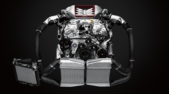 Gros plan du moteur V6 à deux turbocompresseurs de la Nissan GT-R