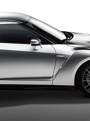 Vue latérale de la Nissan GT-R 2023 en couleur argent supérieur quatre couches unique.