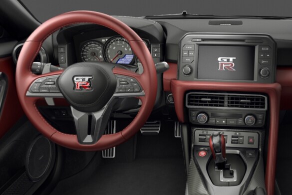 Vue intérieure de la Nissan GT-R 2023 montrant le tableau de bord inspiré d’un poste de pilotage.