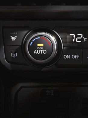 Panneau de commande de climatisation avec garnitures en aluminium gravées de la Nissan GT-R 2023.
