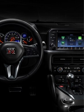 Vue du poste de pilotage de la Nissan GT-R 2023 montrant le système d’écran multifonction.