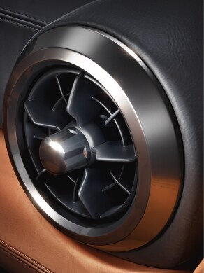 Vue en détail de la bouche de ventilation tactile de précision intérieure de la Nissan GT-R 2023.