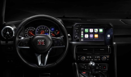 Écran tactile de la Nissan GT-R 2024 affichant la carte Apple CarPlayᴹᴰ.