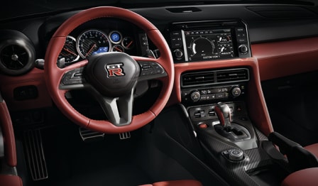  Vue intérieure montrant le siège du conducteur, le volant et le tableau de bord de la Nissan GT-R 2024.