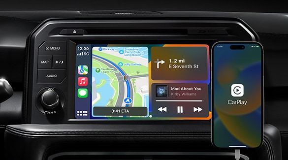 Écran tactile de la Nissan GT-R affichant les icônes Apple CarPlay.