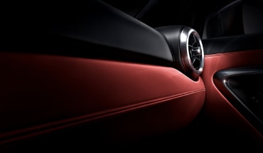 Vue intérieure de la Nissan GT-R montrant le tableau de bord enveloppé de cuir Nappa.