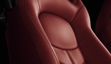 Vue intérieure de la Nissan GT-R montrant le siège avec garnitures en cuir semi-aniline.