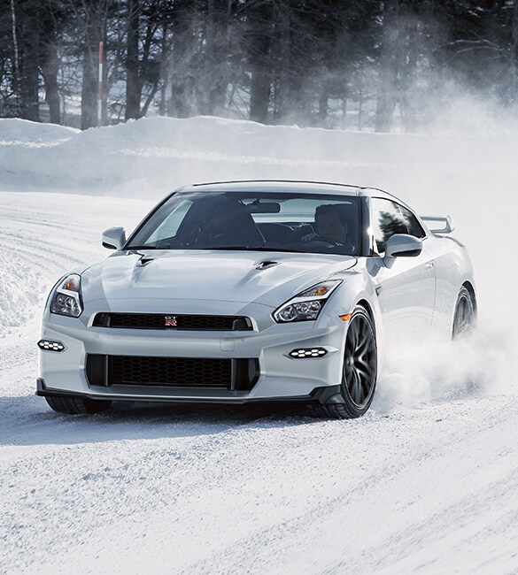 Nissan GT-R négociant un virage dans la neige.