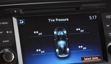 Vue de l’écran tactile de la Nissan GT-R montrant le moniteur de pression des pneus.