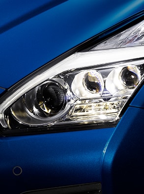 Vue en détail des phares à DEL multiples de la Nissan GT-R 2024.