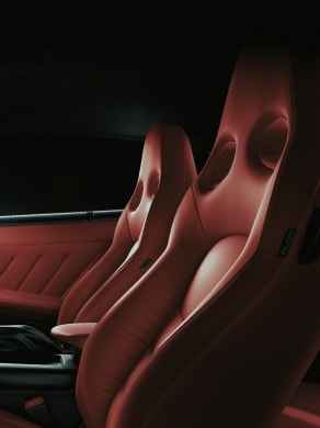Vue intérieure de la Nissan GT-R 2024 montrant les sièges avant avec garnitures de sièges haut de gamme.