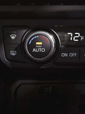 Panneau de commande de climatisation avec garnitures en aluminium gravées de la Nissan GT-R 2024.