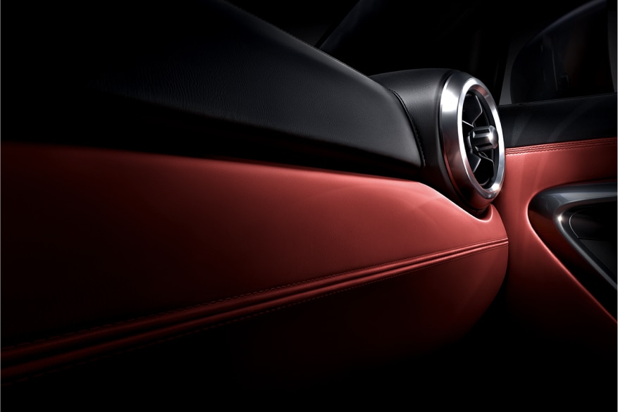 Vue en détail du tableau de bord en cuir Nappa de la Nissan GT-R 2024.