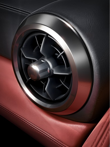 Vue en détail de la bouche de ventilation tactile de précision intérieure de la Nissan GT-R 2024.