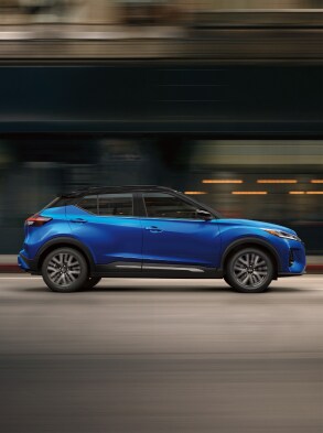 Profil du Nissan Kicks 2023 en bleu électrique métallisé/noir intense