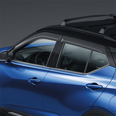 Vue des déflecteurs de vitres latérales d’un Nissan Kicks 2024 bleu