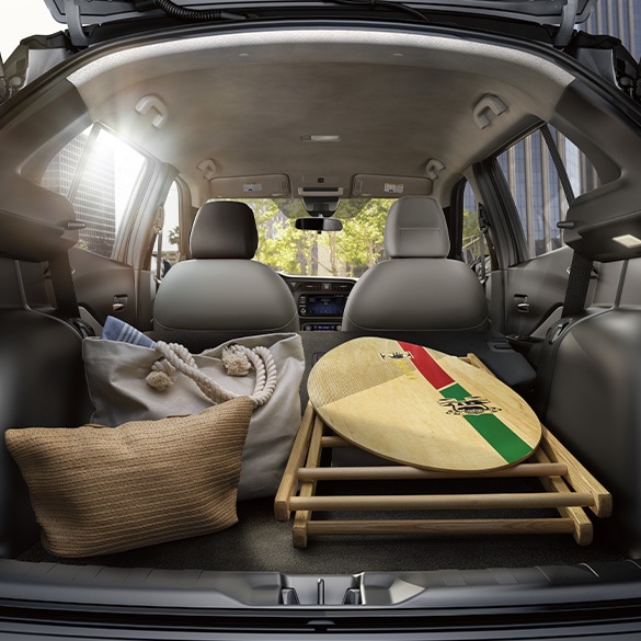 Vue intérieure de l’espace du coffre avec les sièges arrière rabattus et les bagages du Nissan Kicks 2024