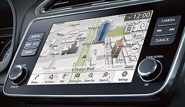 Écran tactile de la Nissan LEAF 2023 montrant l’écran de navigation