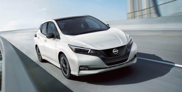 Nissan LEAF 2023 en blanc sur un viaduc démontrant le design aérodynamique
