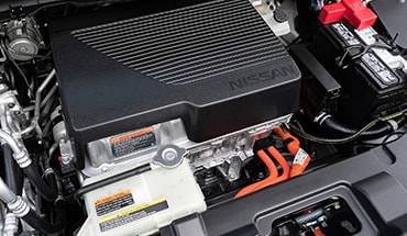Plan rapproché du moteur électrique de la Nissan LEAF 2024