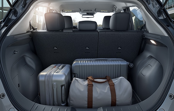 Coffre de la Nissan LEAF 2024 avec tous les sièges relevés et des bagages
