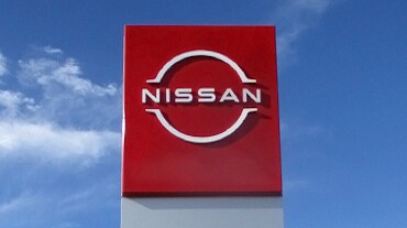 Enseigne rouge Nissan LEAF 2024 avec le logo Nissan