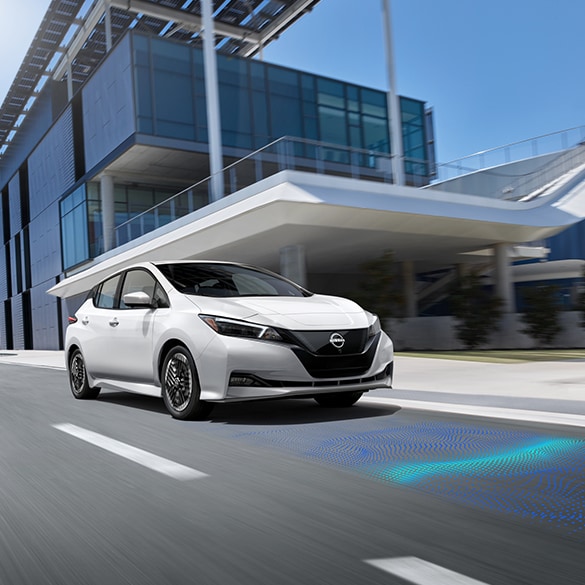 Nissan LEAF 2025 circulant en ville et mettant en valeur le système d’avertissement de risque de collision frontale intelligent