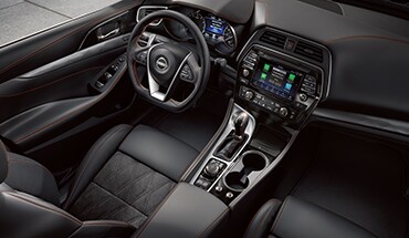 Poste de pilotage de la Nissan Maxima 2023 montrant les commandes du conducteur et la technologie connectée de l’écran tactile.