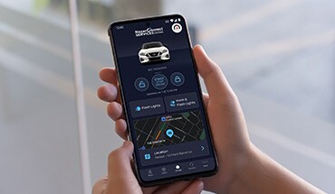 Téléphone intelligent affichant l’application NissanConnect ouverte illustrant l’accès à distance de la Nissan Maxima 2023.
