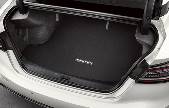 Nissan Maxima 2023 montrant un coffre spacieux