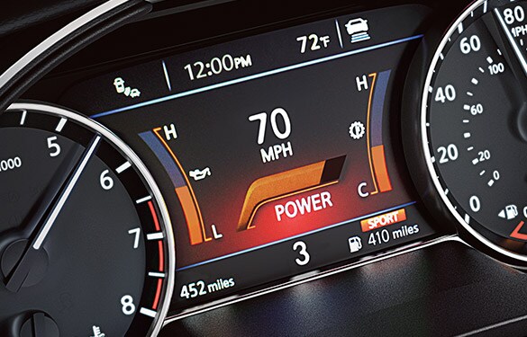 Écran des indicateurs de la Nissan Maxima 2023 montrant l’indicateur de consommation énergétique du mode Sport.