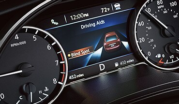 Écran d’aide à la conduite perfectionné de la Nissan Maxima 2023 affichant le système d’avertissement sur l’angle mort.