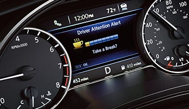 Écran d’aide à la conduite perfectionné de la Nissan Maxima 2023 affichant l’alerte intelligente vigilance conducteur.
