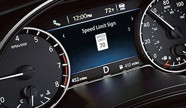 Écran d’aide à la conduite perfectionné de la Nissan Maxima 2023 affichant le système de reconnaissance des panneaux routiers.