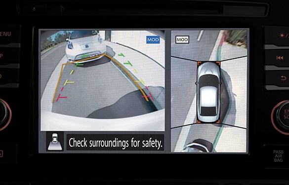 Vue d’une voiture effectuant un stationnement en parallèle à l’aide de l’écran de visualisation du périmètre intelligent de la Nissan Maxima 2023.