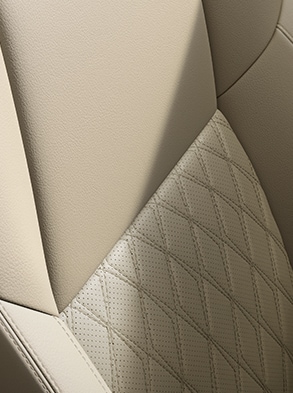 Nissan Maxima 2023 montrant des garnitures de sièges matelassées à motif diamant.