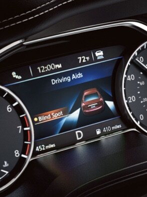 Écran des indicateurs de la Nissan Maxima 2023 affichant le système d’avertissement sur l’angle mort sur l’écran d’aide à la conduite perfectionné.