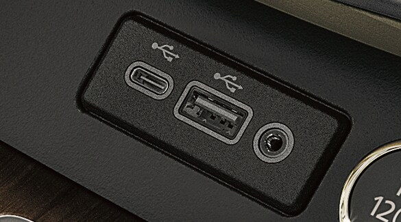 Ports USB-A et USB-C du Nissan Murano 2023.