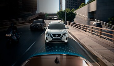 Nissan Murano 2023 montrant le système de freinage d’urgence intelligent avec détection de piétons.