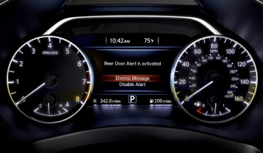 Écran des indicateurs du Nissan Murano 2023 montrant l’avertisseur de portière arrière.