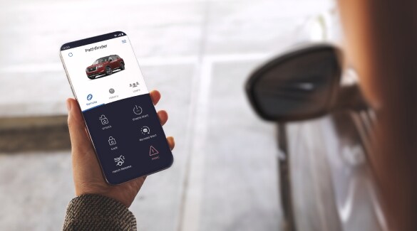Téléphone intelligent avec l’application NissanConnect du Nissan Pathfinder 2023