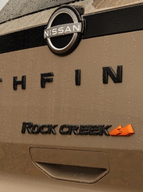 Nissan Pathfinder 2023 - Gros plan du logo de l’édition Rock Creek