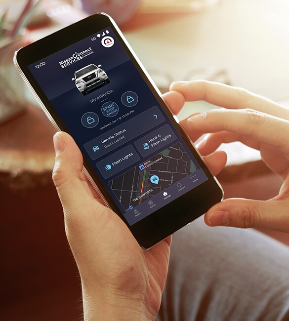 Illustration montrant l’accès à distance de l’application NissanConnect sur un téléphone intelligent dans le Nissan Rogue 2023.
