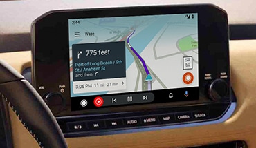 Illustration montrant Waze s’affichant sur l’écran tactile du Nissan Rogue 2023.