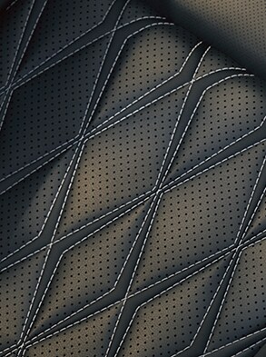 Vue des sièges matelassés en cuir noir avec coutures contrastantes du Nissan Rogue 2023.