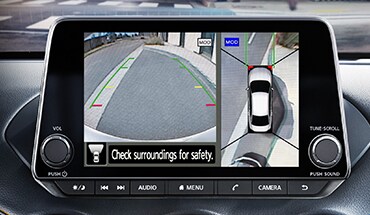 Écran tactile de la Nissan Sentra 2022 affichant les images des caméras arrière et de vue en plongée