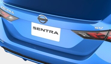 Une Sentra SV Édition spéciale 2022 bleue équipée d’un becquet arrière pour améliorer l’aérodynamisme.