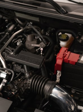 Gros plan du moteur de la Nissan Sentra